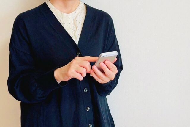 お問い合わせをする女性